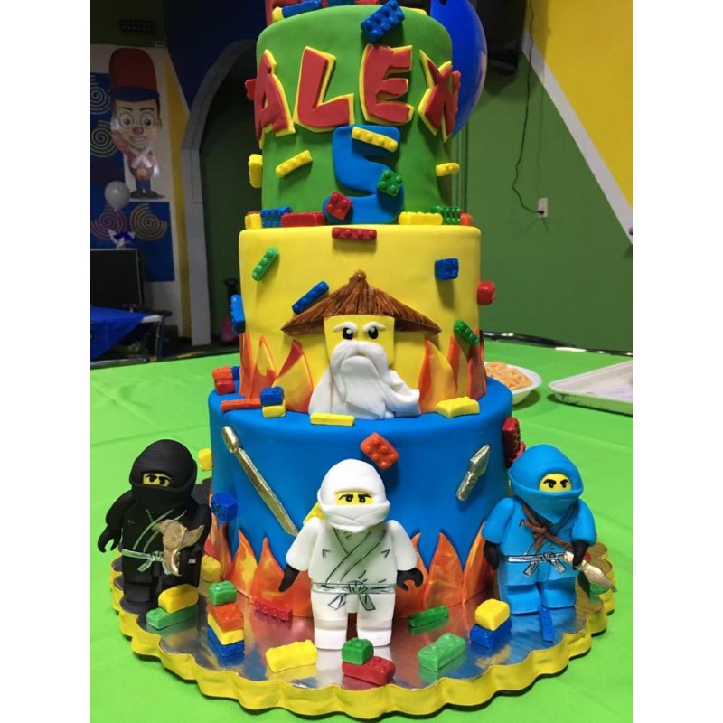 SonCuquis - Pastel Lego para celebrar los 8 años de Arnau 🎉🎉🎉🎉 . Quien  le iba a decir al fundador de Lego, que 70 años después de lanzar el  juguete, aún seria